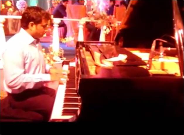 male piano player delhi