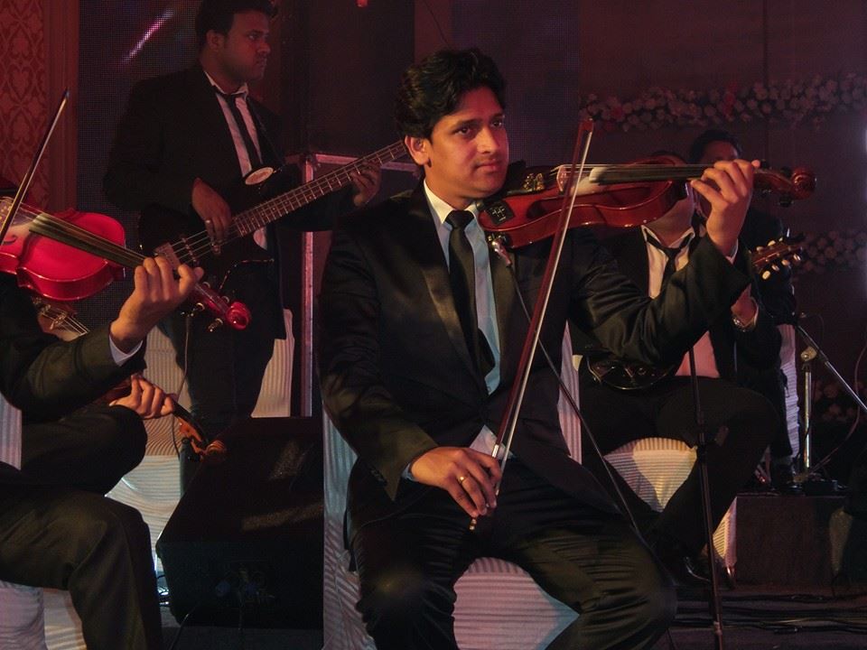 male violin player delhi